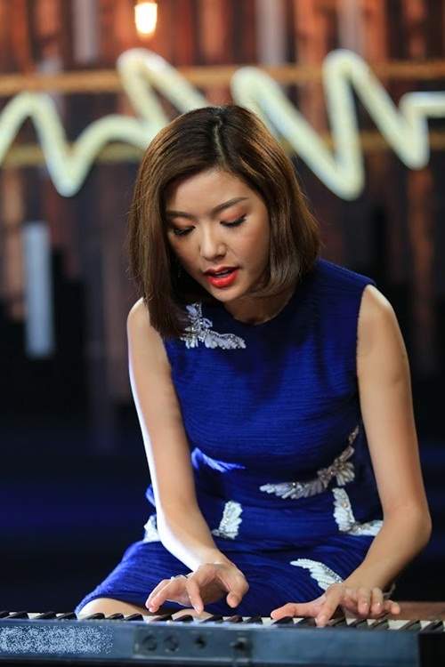 Á hậu Thúy Vân bất ngờ đàn hát "Lạc Trôi" của Sơn Tùng giữa giờ quay show 18