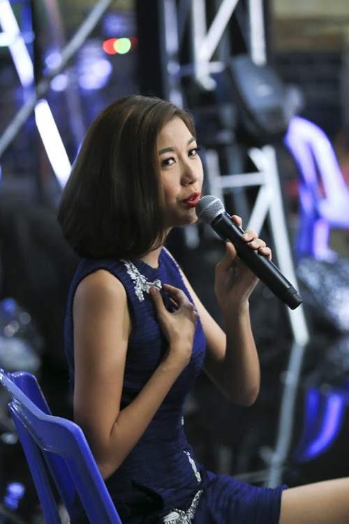 Á hậu Thúy Vân bất ngờ đàn hát "Lạc Trôi" của Sơn Tùng giữa giờ quay show 9