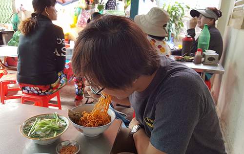 Dù đắt, món mì tôm muối ớt vẫn “sốt xình xịch” tại Sài Gòn 33