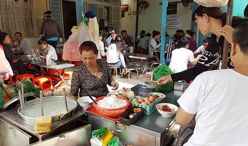 Dù đắt, món mì tôm muối ớt vẫn “sốt xình xịch” tại Sài Gòn 27