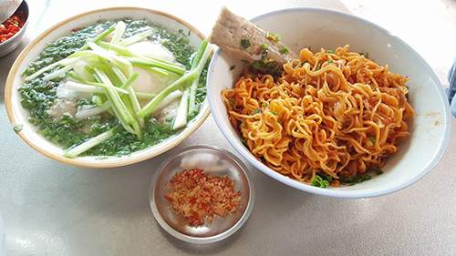 Dù đắt, món mì tôm muối ớt vẫn “sốt xình xịch” tại Sài Gòn 18