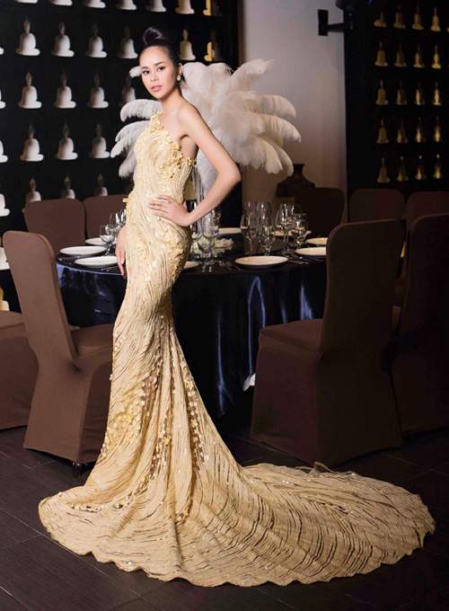 Hoa hậu Sella Trương đụng váy lộng lẫy với tân Hoa hậu Hoàn vũ Thế giới 12