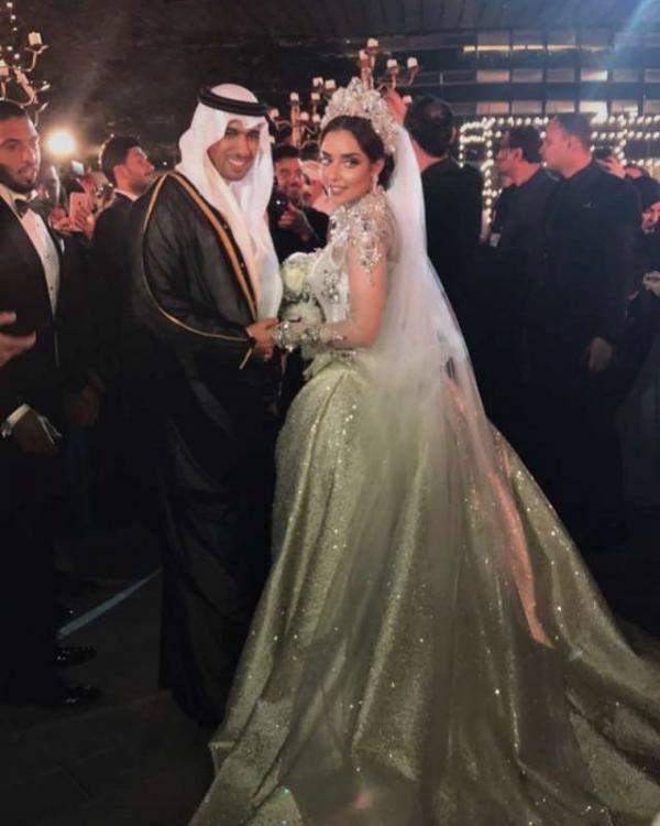 Tỷ phú Dubai chịu chơi tặng váy cưới đính 24.000 viên kim cương cho vợ 3