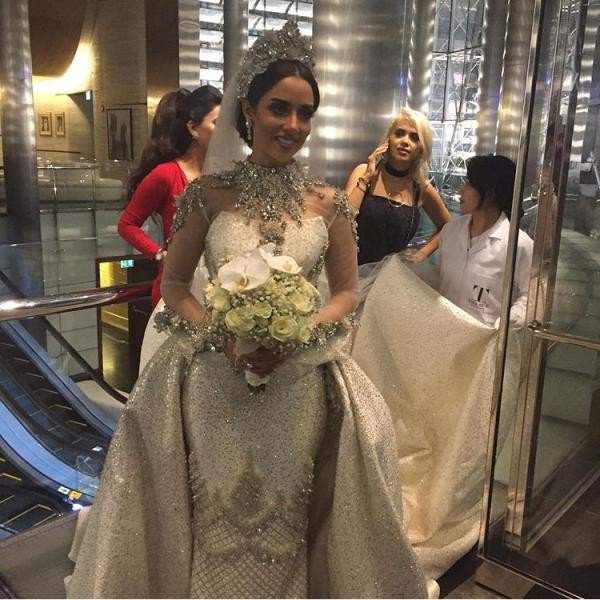 Tỷ phú Dubai chịu chơi tặng váy cưới đính 24.000 viên kim cương cho vợ 12