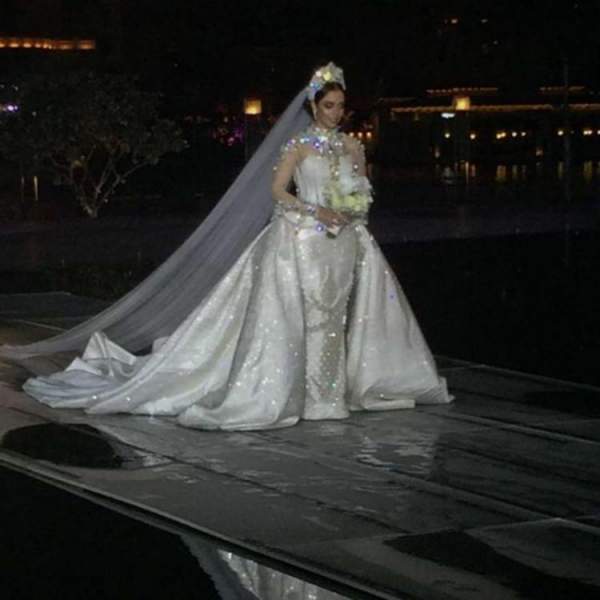 Tỷ phú Dubai chịu chơi tặng váy cưới đính 24.000 viên kim cương cho vợ 9