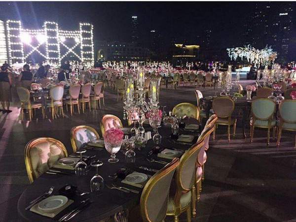 Tỷ phú Dubai chịu chơi tặng váy cưới đính 24.000 viên kim cương cho vợ 30