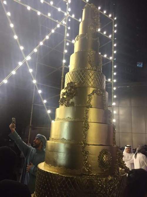 Tỷ phú Dubai chịu chơi tặng váy cưới đính 24.000 viên kim cương cho vợ 33
