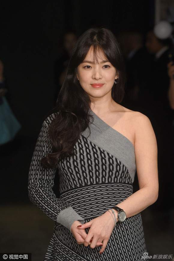 Song Hye Kyo khiến fan phát sốt vì hiếm hoi mặc hở 6