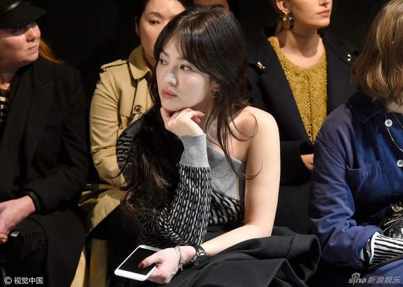 Song Hye Kyo khiến fan phát sốt vì hiếm hoi mặc hở 21