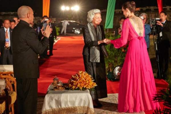 Angelina Jolie mặc váy hở lưng, khoe hình xăm chằng chịt trước nhà vua Campuchia 15