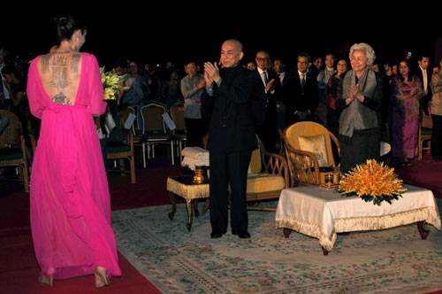 Angelina Jolie mặc váy hở lưng, khoe hình xăm chằng chịt trước nhà vua Campuchia 12