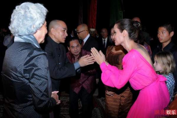 Angelina Jolie mặc váy hở lưng, khoe hình xăm chằng chịt trước nhà vua Campuchia 18