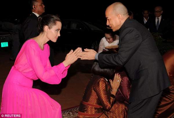 Angelina Jolie mặc váy hở lưng, khoe hình xăm chằng chịt trước nhà vua Campuchia 6