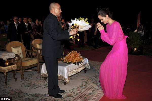Angelina Jolie mặc váy hở lưng, khoe hình xăm chằng chịt trước nhà vua Campuchia 3