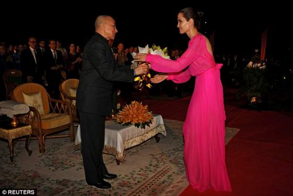 Angelina Jolie mặc váy hở lưng, khoe hình xăm chằng chịt trước nhà vua Campuchia 9