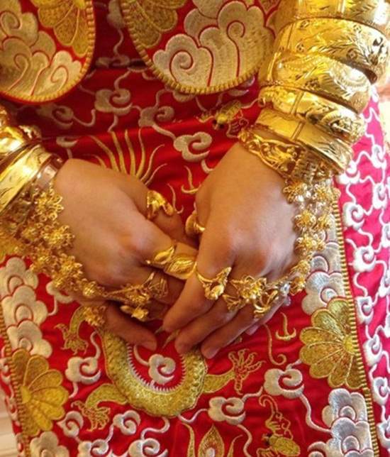 Những cô dâu suýt "gãy cổ" vì trang sức cưới là vài chục cây vàng ròng 9