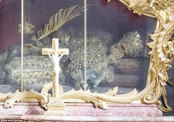 Bộ xương nạm ngọc lấp lánh trong tu viện 700 năm ở Đức 3