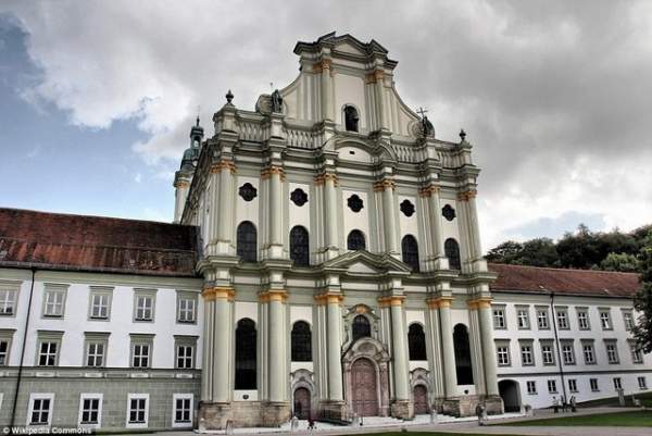 Bộ xương nạm ngọc lấp lánh trong tu viện 700 năm ở Đức