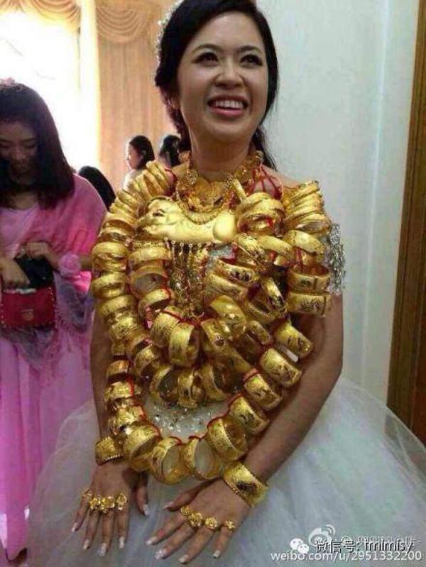 Những cô dâu suýt "gãy cổ" vì trang sức cưới là vài chục cây vàng ròng 27