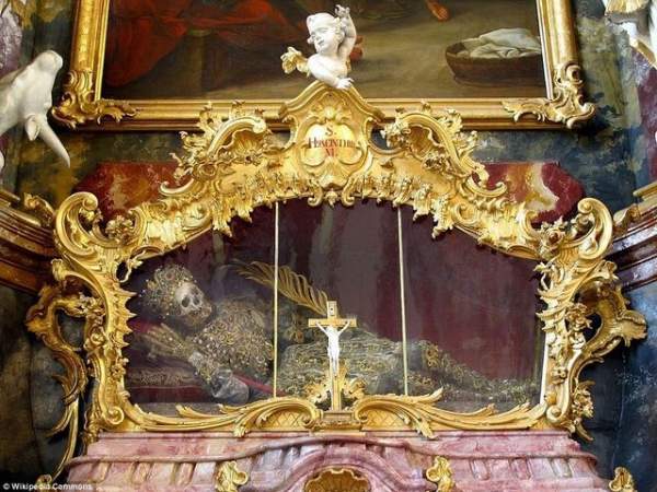 Bộ xương nạm ngọc lấp lánh trong tu viện 700 năm ở Đức 4