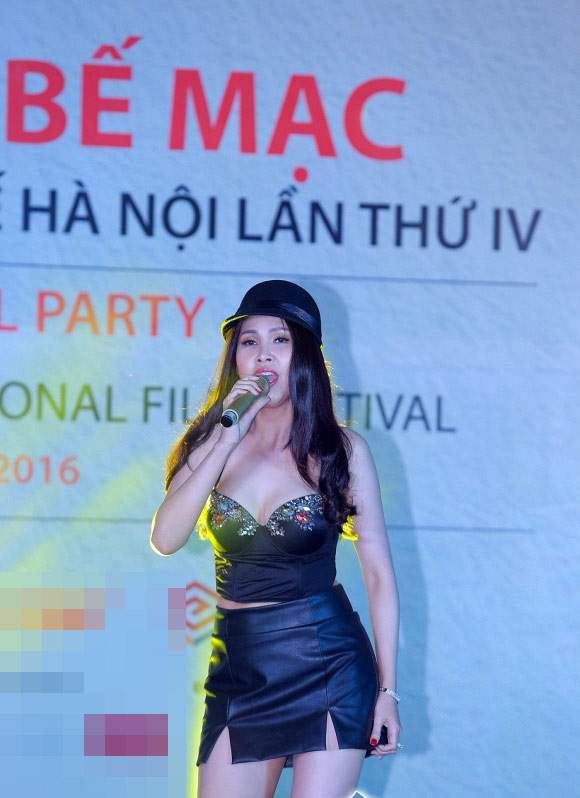 Sau 13 năm, "gái nhảy" Minh Thư vẫn giữ vững thương hiệu mặc sến 21