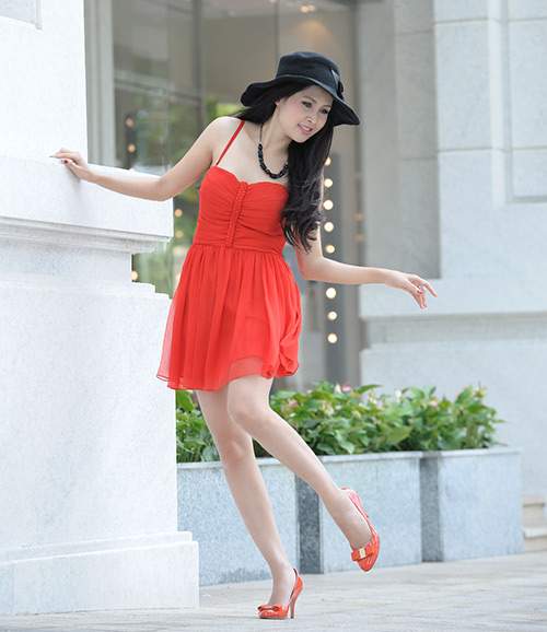 Sau 13 năm, "gái nhảy" Minh Thư vẫn giữ vững thương hiệu mặc sến 9