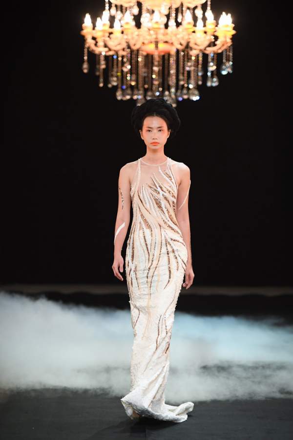 Hoa hậu Dương Thùy Linh tái xuất rạng rỡ đi xem thời trang 9