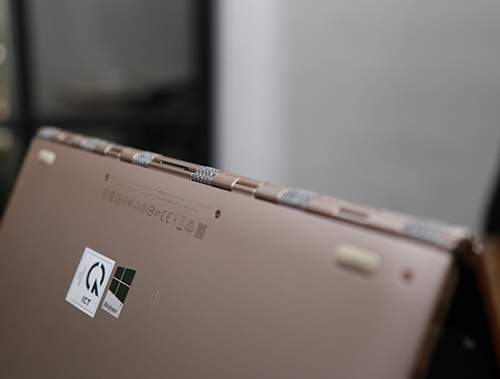 Lenovo Yoga 910: Laptop "biến hình" với màn hình 4K, pin "trâu" 10