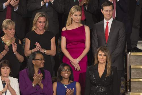 Vợ và con gái TT Donald Trump bị chỉ trích vì mặc đồ đắt và hở tại sự kiện chính trị 15