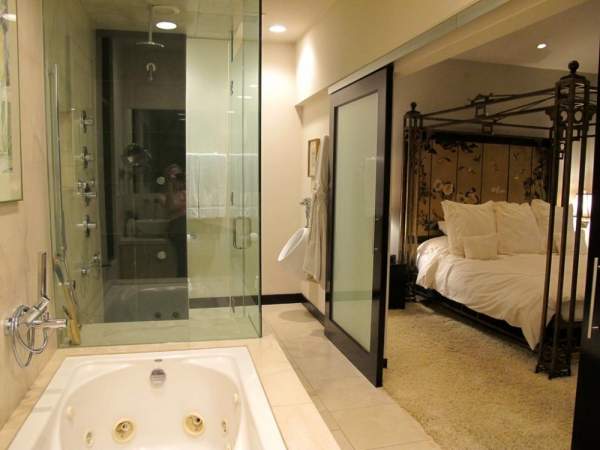Sự thật đằng sau việc nhiều khách sạn thiết kế phòng tắm... bằng kính trong suốt 9