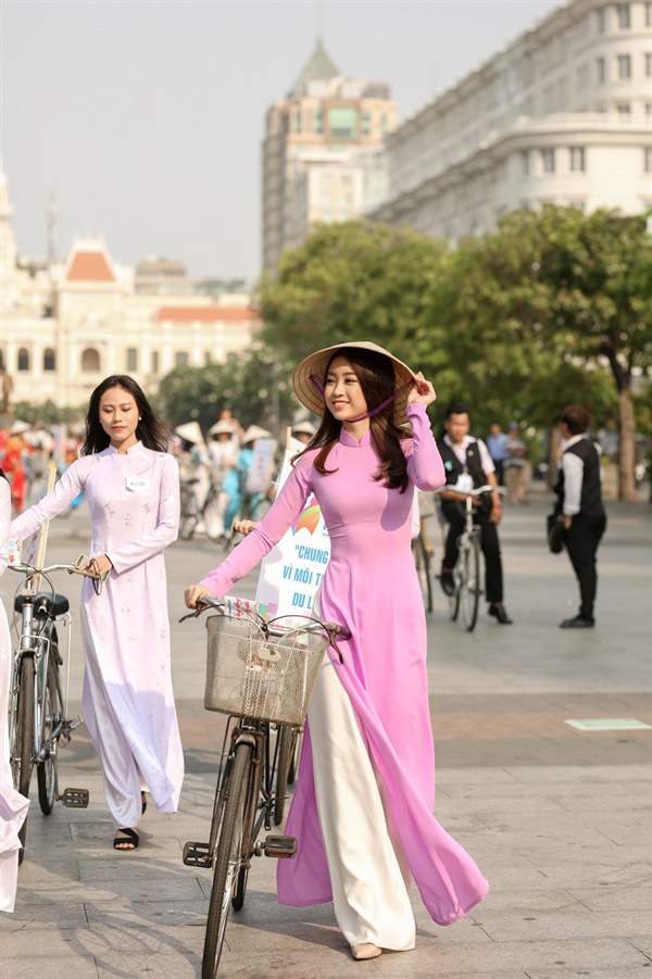 Hoa hậu Mỹ Linh như "thần tiên tỉ tỉ" với tà áo dài tím mộng mơ 6