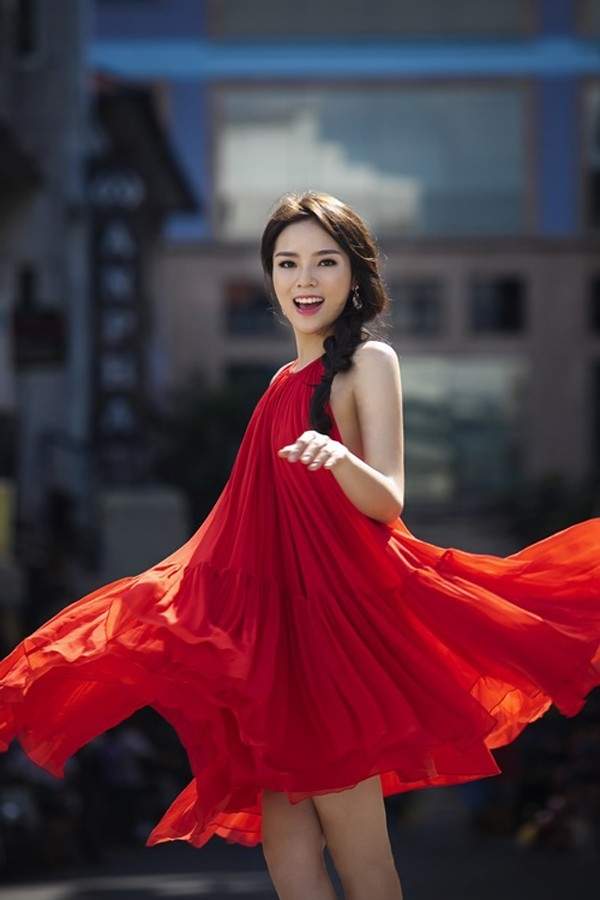 Những pha tung váy maxi đẹp xuất sắc của Tăng Thanh Hà, Angela Phương Trinh 9