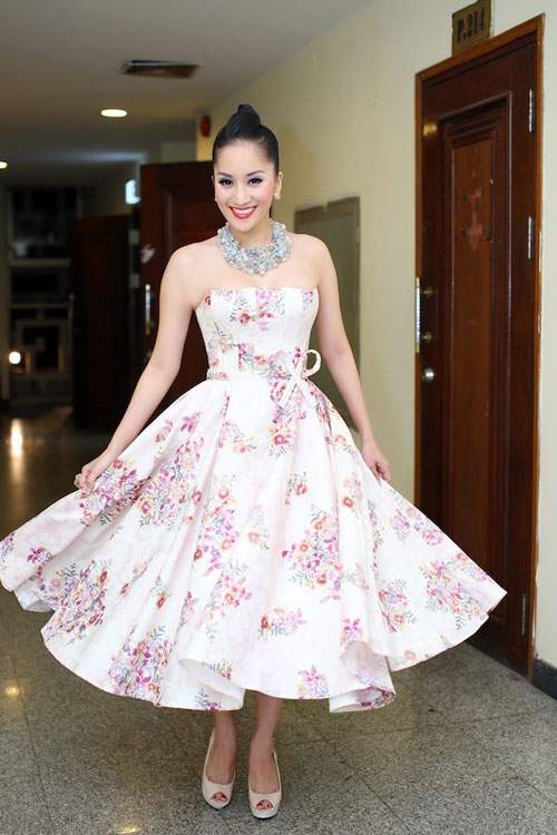 Những pha tung váy maxi đẹp xuất sắc của Tăng Thanh Hà, Angela Phương Trinh 36