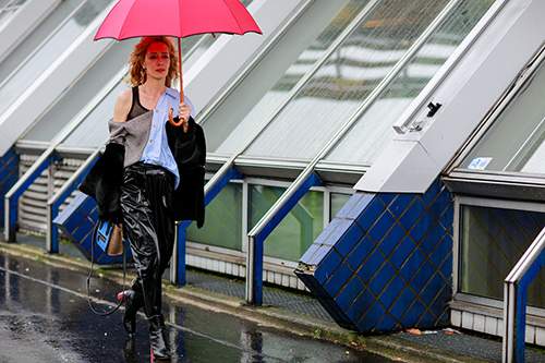 Mặc trời mưa, street style ở Paris Fashion Week vẫn đẹp rộn ràng 18