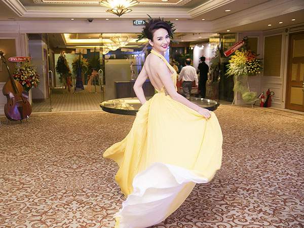 Những pha tung váy maxi đẹp xuất sắc của Tăng Thanh Hà, Angela Phương Trinh 30
