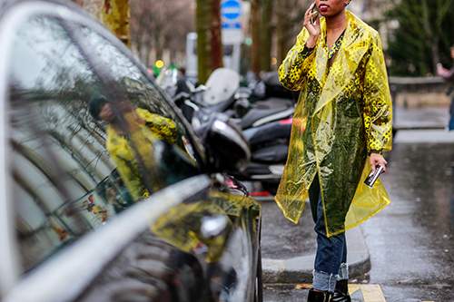 Mặc trời mưa, street style ở Paris Fashion Week vẫn đẹp rộn ràng 36