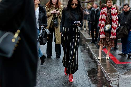 Mặc trời mưa, street style ở Paris Fashion Week vẫn đẹp rộn ràng 48