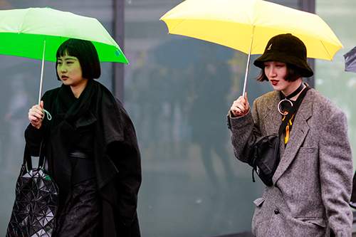 Mặc trời mưa, street style ở Paris Fashion Week vẫn đẹp rộn ràng 6