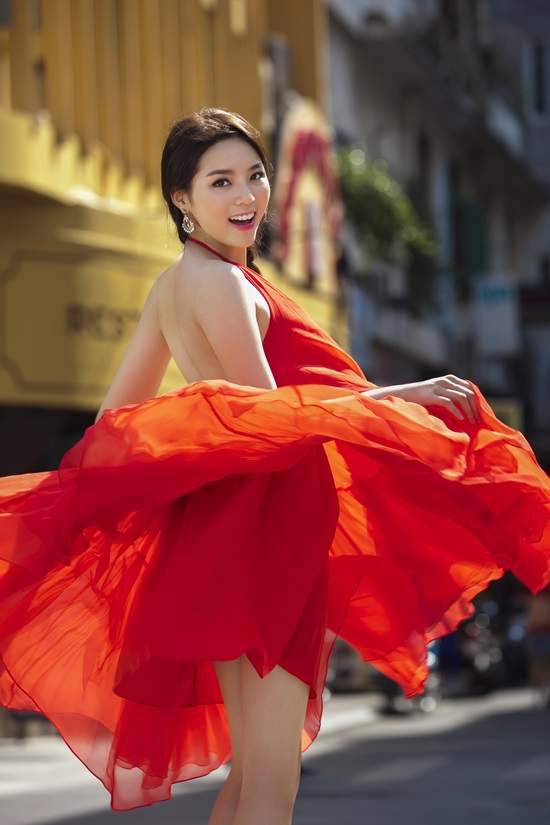 Những pha tung váy maxi đẹp xuất sắc của Tăng Thanh Hà, Angela Phương Trinh 6