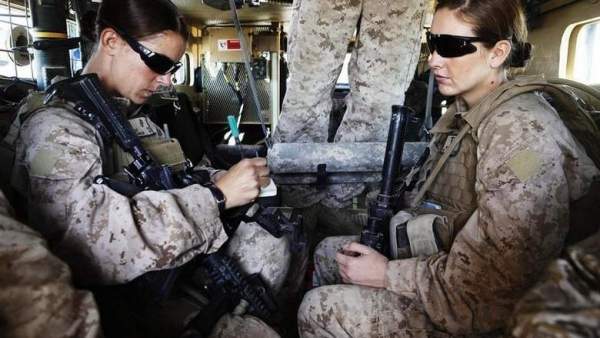 Lính Mỹ tung ảnh "nóng" nữ quân nhân, thách thức điều tra 2