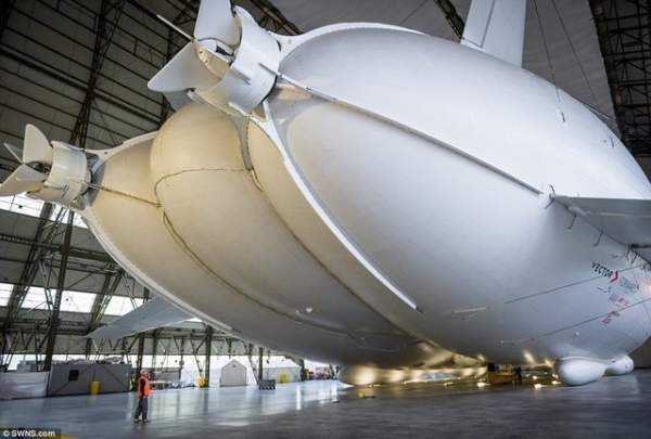 Máy bay hình “chiếc mông” lớn nhất thế giới gặp nạn 2