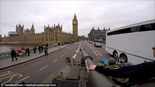 Dân Anh "há mồm" khi thấy xe tăng lượn quanh thủ đô 2