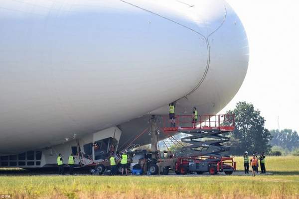 Máy bay hình “chiếc mông” lớn nhất thế giới gặp nạn 3