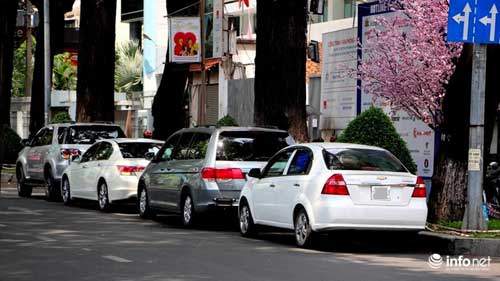 Quận 1: Sợ bị cẩu về phường, hàng loạt xe hơi "lách luật" bằng đèn khẩn cấp 10