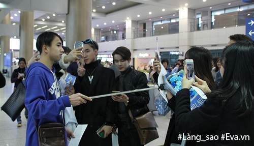 Fan ngủ cả đêm tại sân bay Hàn Quốc để chào đón Sơn Tùng M-TP 18