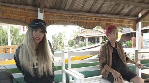 Tronie và Mia lần đầu ngồi thuyền thúng, chặt lá dừa tại Đà Nẵng. 4