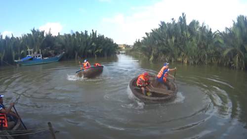 Tronie và Mia lần đầu ngồi thuyền thúng, chặt lá dừa tại Đà Nẵng. 8