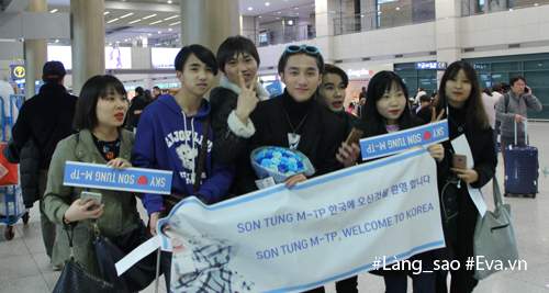 Fan ngủ cả đêm tại sân bay Hàn Quốc để chào đón Sơn Tùng M-TP 9