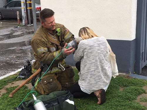 Hành động kỳ lạ của người lính cứu hỏa với chú chó hấp hối trong đám cháy khiến người xem bật khóc 15
