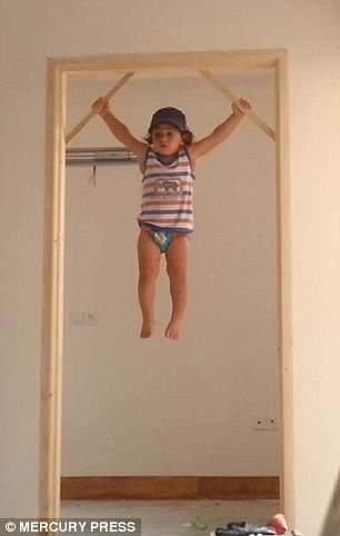 Bé trai 3 tuổi Iran trèo tường, đu xà như “người nhện” 3